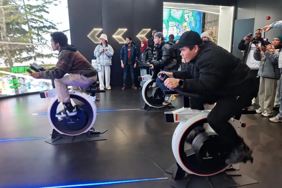 🎓Forty international and domestic students from Shanghai Ocean University explored innovation in Lin-gang recently. At the Dishui Lake IC Innovation Harbor, they enjoyed an immersive experience of Lin-gang's sci-tech community and international talent services.
