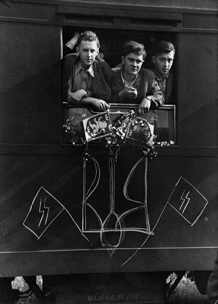 Бригада украинских электриков едет восстанавливать свет...