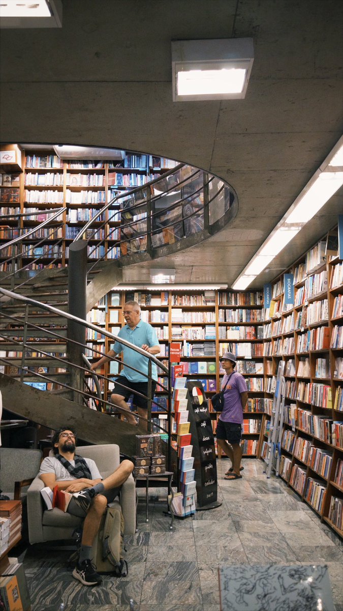 AmeliaR9k6's tweet photo. 外国行ったら、その国の本屋さんで現地語で書かれた英語の学習書や日本語の教材見るのが趣味なんですけど、そのためにたまたま寄った本屋さんが素敵すぎました✨

📚日本語の教材には例文に「やばい、まじでやばいよ」と連発されていて、新時代の危機を感じました。 https://t.co/esmwlsSmuo