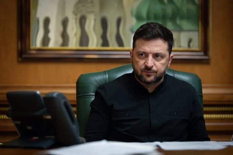 gozefinagold's tweet photo. ЦЬОГО ВОНИ ПРОБАЧИТИ НЕ МОЖУТЬ
Попри незламну підтримку українцями Зеленського як глави держави, є й ті, хто ненавидить його.
Ненависть до Володимира Зеленського з боку так званих *порохоботів* давно вийшла за межі політичної критики.
Це вже не аналіз рішень, не дискусія про стратегію чи управління державою. Це — емоційна, часто істерична реакція, яка має зовсім інше коріння.
Коли аргументи закінчуються — починається заздрість.
Запитайте себе: що саме їм так болить?
Не конкретний закон.
Не окреме управлінське рішення.
Не факт, підтверджений документами.
Їх дратує сам факт його існування на цій посаді.
Володимир Зеленський — людина, яка прийшла не з їхнього кастингу, не з їхніх політичних кланів, не з їхніх корупційних вертикалей. Він не був «помазаником системи». І саме це — ключова причина ненависті.
Бо правда проста й неприємна:
вони на його місці не змогли б зробити й половини того, що зробив він.
Недосяжність - це як джерело люті.
Зеленський став президентом не через телевізійні маніпуляції, не через адмінресурс і не через ботоферми. Він виграв у відкритій боротьбі — переконливо, публічно, принизливо для старих еліт.
А далі — війна. Не «гібридна», не «десь там», а повномасштабна.
І він не втік.
Не здав країну.
Не торгувався за «мир будь-якою ціною».
Для людей, які роками будували культ «сильного господарника», це стало катастрофою. Бо виявилося, що справжня сила — не в схемах, не в офшорах і не в договорняках.
Справжня сила — в рішенні залишитися.
Чому ненавидять саме «порохоботи і путін?
Тому що для них Зеленський — живе спростування їхнього міфу:
Міфу про «незамінного лідера».
Міфу про «армія, мова, віра» як прикриття для бізнесу з ворогом.
Міфу про те, що без старої еліти держава розвалиться.
Держава не розвалилась.
Навпаки — вистояла. І це вони не можуть пробачити.
Ненависть — це не сила. Це визнання поразки. Насмішки — це захисна реакція, яка приховує їхню слабкість і невпевненість.
Коли людина не може піднятися — вона намагається стягнути вниз того, хто вище. Саме тому ми бачимо не критику, а злобу.
Не факти, а істерики. Не аналіз, а образи.
Бо в глибині душі вони знають:
Володимир Зеленський для них недосяжний.
Не за рейтингами — за масштабом особистості. Не за посадою — за здатністю витримати тиск історії.
І саме тому вони так зляться.
Не через нього.
А через себе.
Ігор Тимофійович