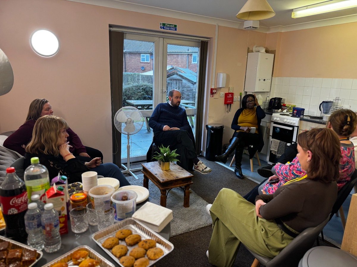 RicHolden's tweet photo. Tate House run by #Peabody in #Laindon gives a home to any 16-21 year olds, many leaving care.
I popped by to chat to the team - who really are so friendly & have a passion for helping people.
I’ll be returning soon to chat to some of the young people about my role as their MP!
