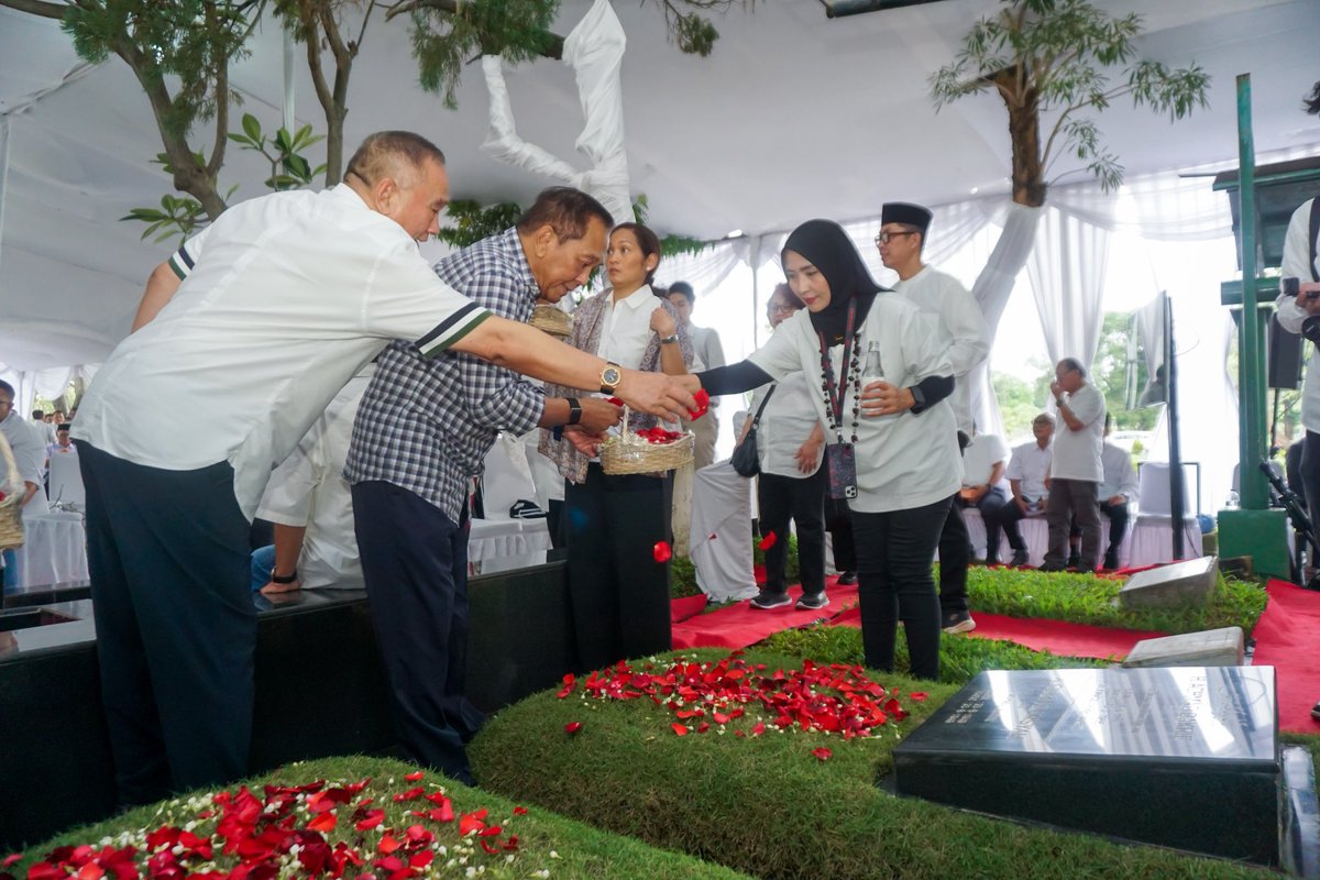aburizalbakrie's tweet photo. Dengan tetap berpegang teguh pada Trimatra Bakrie: Keindonesiaan, Kebersamaan, dan Kemanfaatan.
Terima kasih untuk seluruh Keluarga Besar Bakrie, Insan Bakrie, dan semua yang selama ini telah bersama bekerja menjaga kelompok usaha tercinta ini.
#Bakrie84
#84tahunBakrie
#Bakrie https://t.co/kLf2biWPpG