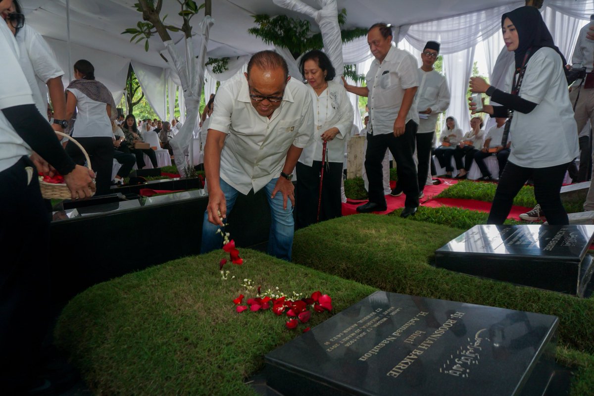 aburizalbakrie's tweet photo. Dengan tetap berpegang teguh pada Trimatra Bakrie: Keindonesiaan, Kebersamaan, dan Kemanfaatan.
Terima kasih untuk seluruh Keluarga Besar Bakrie, Insan Bakrie, dan semua yang selama ini telah bersama bekerja menjaga kelompok usaha tercinta ini.
#Bakrie84
#84tahunBakrie
#Bakrie https://t.co/kLf2biWPpG