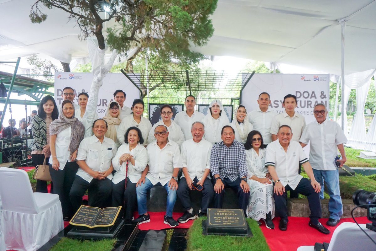 aburizalbakrie's tweet photo. Dengan tetap berpegang teguh pada Trimatra Bakrie: Keindonesiaan, Kebersamaan, dan Kemanfaatan.
Terima kasih untuk seluruh Keluarga Besar Bakrie, Insan Bakrie, dan semua yang selama ini telah bersama bekerja menjaga kelompok usaha tercinta ini.
#Bakrie84
#84tahunBakrie
#Bakrie https://t.co/kLf2biWPpG