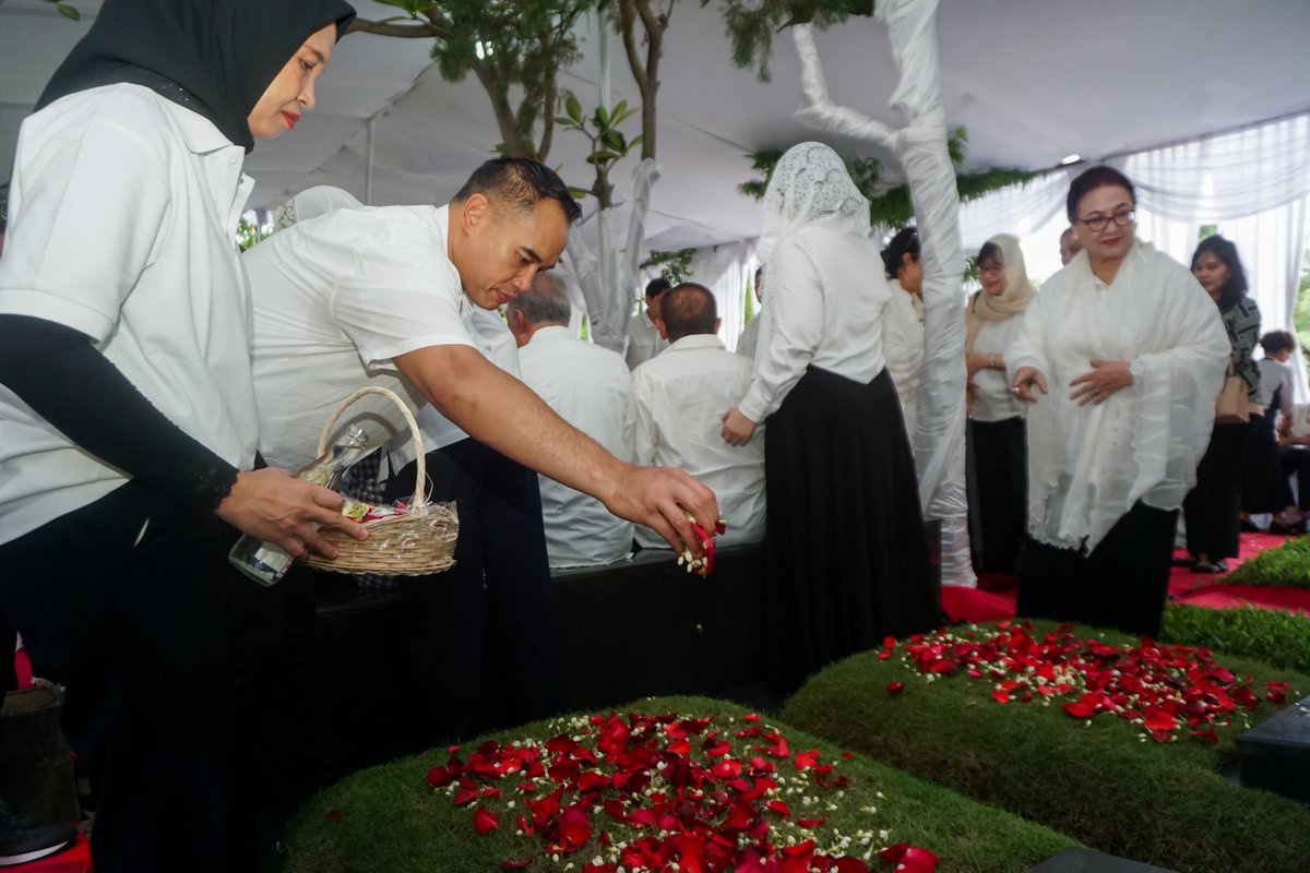 aburizalbakrie's tweet photo. Dengan tetap berpegang teguh pada Trimatra Bakrie: Keindonesiaan, Kebersamaan, dan Kemanfaatan.
Terima kasih untuk seluruh Keluarga Besar Bakrie, Insan Bakrie, dan semua yang selama ini telah bersama bekerja menjaga kelompok usaha tercinta ini.
#Bakrie84
#84tahunBakrie
#Bakrie https://t.co/kLf2biWPpG