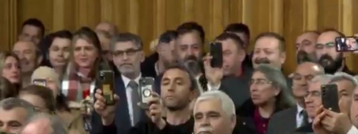 Ne zaman tribün abisi oldunuz düne kadar çakma forma atkı balon satıp yolunuz bulmaya çalışıyordunuz kaç volta sattınız bu takımın şerefini