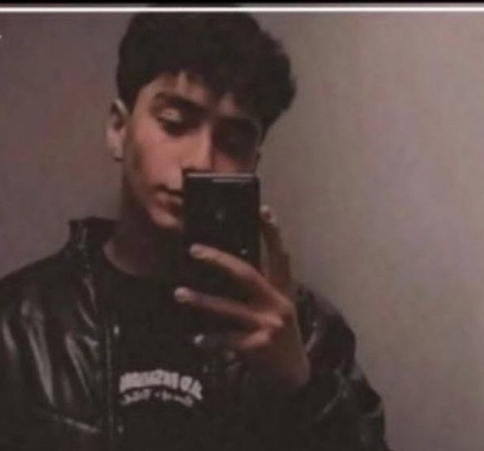 امیرعلی فقط ۱۸ سالشه و در میانه بازداشت شده. هیچ خبری خانوادش ندارن از او. صداش باشیم. 
#امیرعلی_فتحی