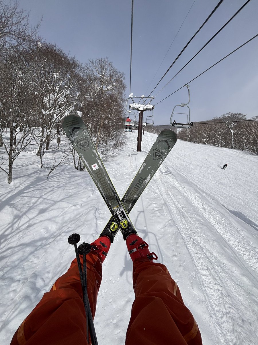 nan_chan019's tweet photo. 【今季導入した板】
#Rossignol #ARCADE84
176㎝、R15m
金具プレート:NX 12 KONECT GW
☑️「硬い」。ヘタった古い板やパウダー向きの柔らかい板ばかり乗ってたせいかフレックスが硬いと感じた。
☑️ブーツセンターが板真ん中。
回しやすいけどターン前半の山回りが早く終わる。
☑️エッジグリップ強力 https://t.co/J6bz0FLn0N