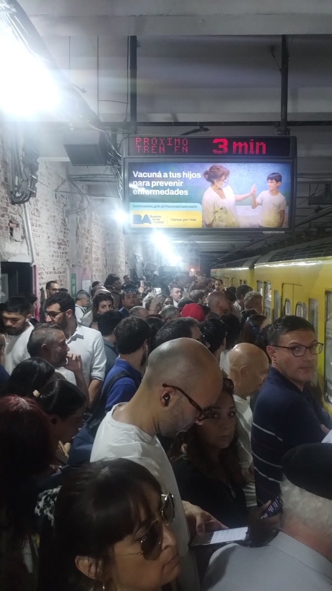 santidela's tweet image. @jorgemacri @Emova_arg esto es todos los días, formación fuera de servicio en Medrano #lineaB