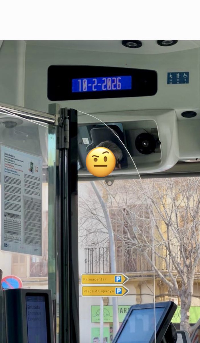 Hola, ⁦<a href="/TIB_Mallorca/">Transports de Mallorca</a>⁩ ⁦<a href="/mobihab_GOIB/">Conselleria d'Habitatge, Territori i Mobilitat</a>⁩ ⁦<a href="/jluismateo10/">Jose Luis Mateo Hernández</a>⁩ És normal que un conductor d’autobús interurbà amb el vehicle ple de passatgers circuli per Palma parlant per telèfon?