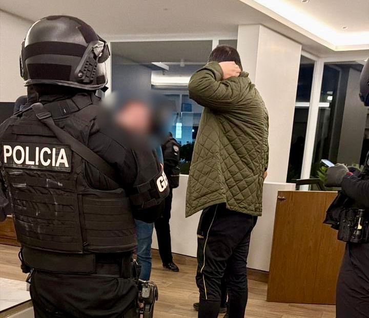 FiscaliaEcuador's tweet image. #ACTUALIZACIÓN | #CasoGoleada: #FiscalíaEc y @PoliciaEcuador ejecutan órdenes de detención con fines de formulación de cargos contra 11 personas investigadas en esta causa, entre ellas los hermanos Aquiles, Antonio y Xavier Á. (en desarrollo).