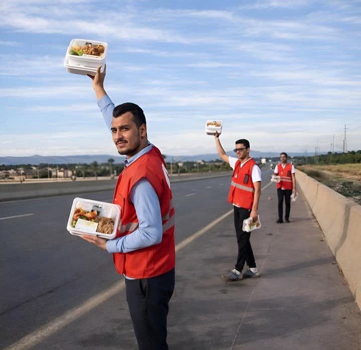 مايبقاش جارك مش لاقي يفطر عياله في رمضان وانت تطلع على الطريق بأكل وعصير تفطر اللي رايح واللي جاي واللى راكب مرسيدس وبى إم اللى على الطريق مش مستني فطارك وعامل حسابه !!
دور على جارك ابحث في الداخل مش في الخارج ، فيه ناس مابيبقاش فى بيتها فطار ولا سحور !!
الأقربون أولى بالمعروف 😔