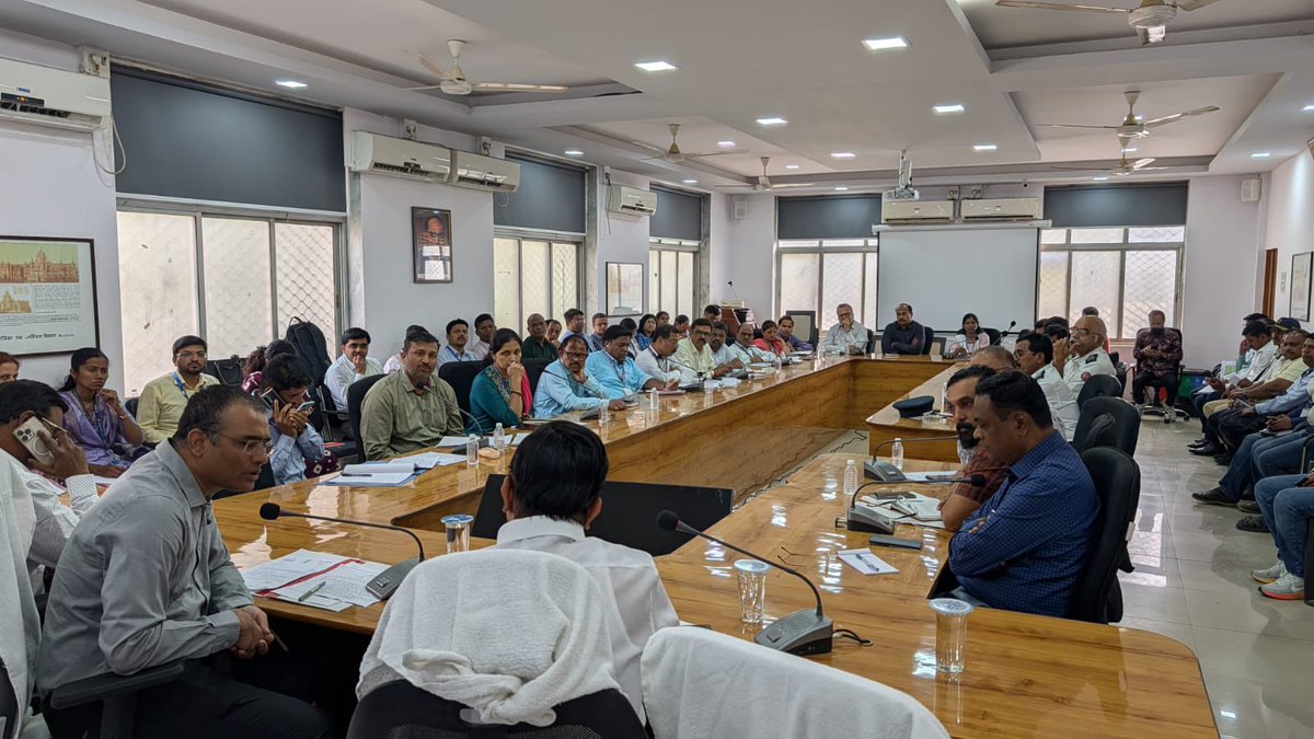 महानगरपालिका सह आयुक्त श्री देविदास क्षीरसागर यांच्या दालनात आज कुर्ला विधानसभा मतदारसंघातील विविध प्रलंबित समस्यांबाबत महत्त्वपूर्ण आढावा बैठक घेतली. या बैठकीस महानगरपालिका, बेस्ट, अग्निशमन दल, पोलीस दल यांसह सर्व संबंधित विभागांचे अधिकारी उपस्थित होते. तसेच एल विभागाचे सहाय्यक