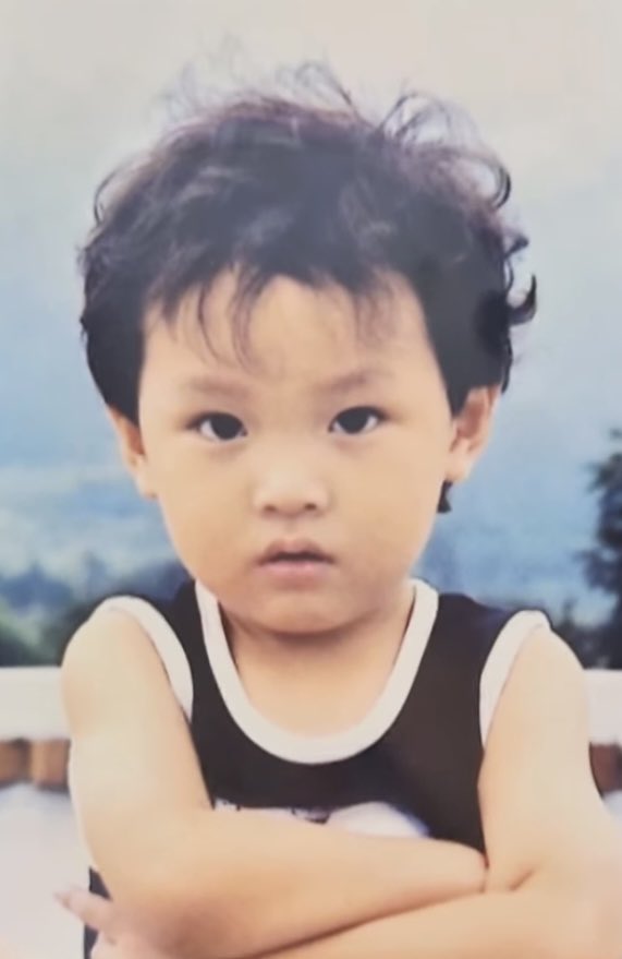 จริงๆนะ ทุกครั้งที่แฮชานทำผมหยิกๆแบบนิ้ ภาพในหัวชั้นจะมีเด็กคนหนึ่งยืนกอดอกขึ้นมาซ้อนทับอยุ่เสมอ ดูนี่ คือชัดเจนมาก555555555555555555