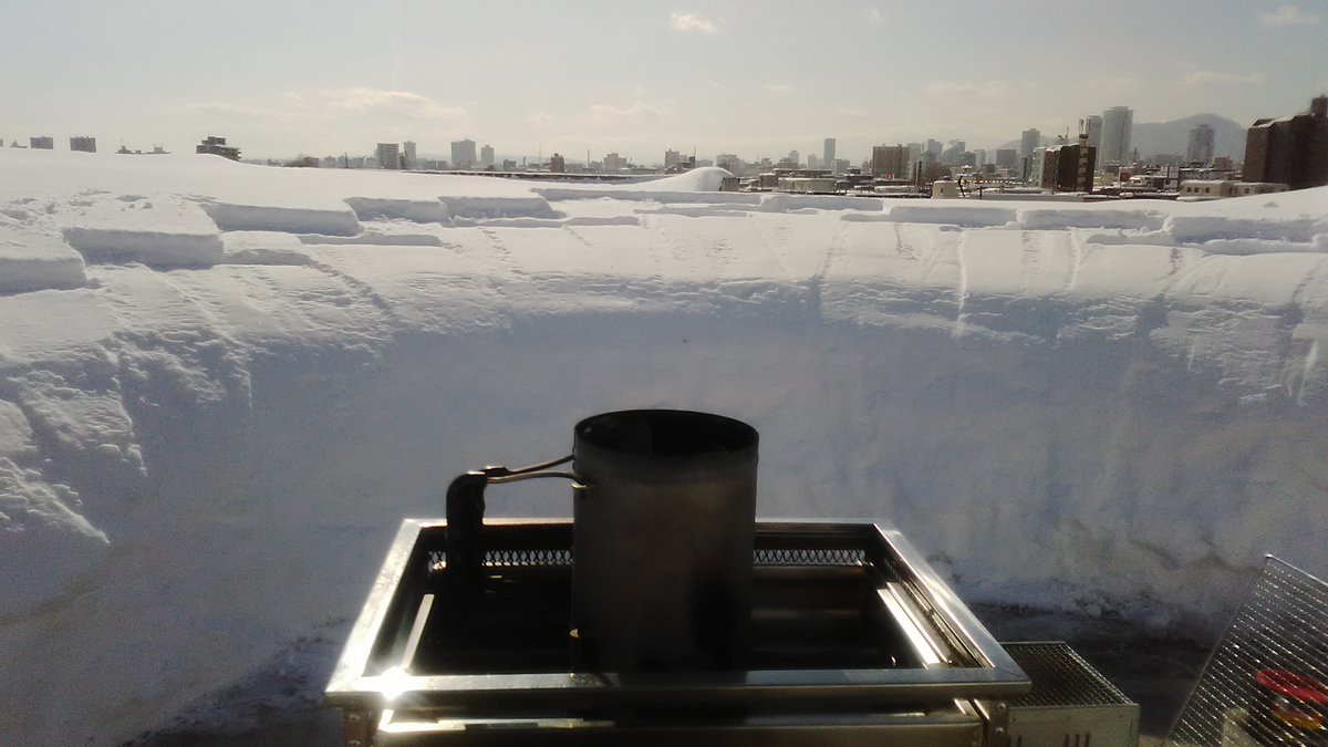 kenzikenzi0801's tweet photo. 週一屋上バーベキュー！今日は真冬でやった中でも最高の天気☀️！屋上は+15℃まで上がった～！たぶん、写真の雪見たら寒いと思うと思うけど、そうでもないよ！酒呑んでるし(笑)話飛んで政治ツイートするとフォロワーが減るとよく聞くけど、オレはすればするほど増えるわ！そんな時代 ～ https://t.co/8ezGlcX0Nj