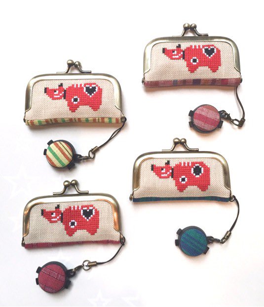 WEEKENDSTITCH's tweet photo. 赤べこ刺繍の印鑑ケース、販売再開しました。
よろしくお願いします。

https://t.co/G7D6Np6CrH https://t.co/vvSRJpLpTV