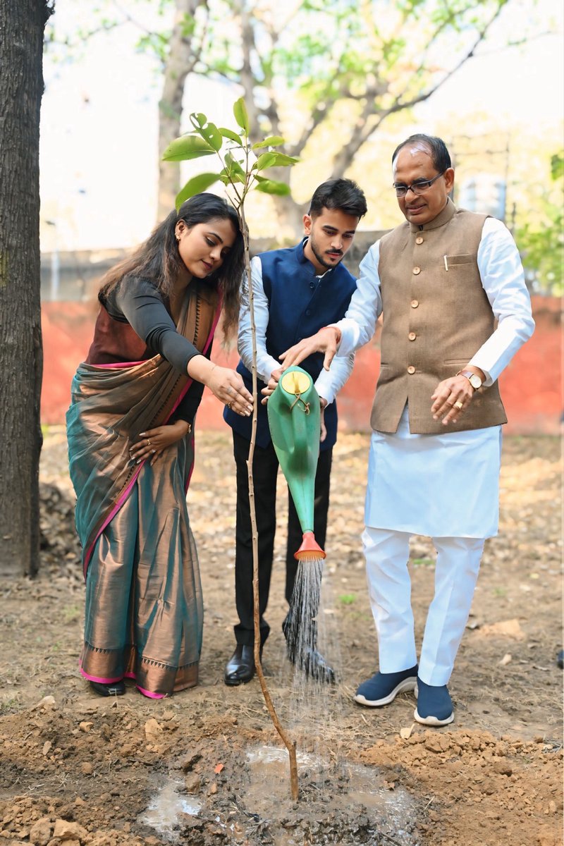 aapkaANAND's tweet photo. A special birthday eve blessing- grateful to have planted a tree with the Hon’ble Union Agriculture Minister of India, @ChouhanShivraj 

This recognition belongs to the entire @rabltaojagri  family across the country, working every day to empower farmers and strengthen rural India, along with the Khet Se team whose dedication to innovation and organic products is helping build a better nation.

@AgriGoI