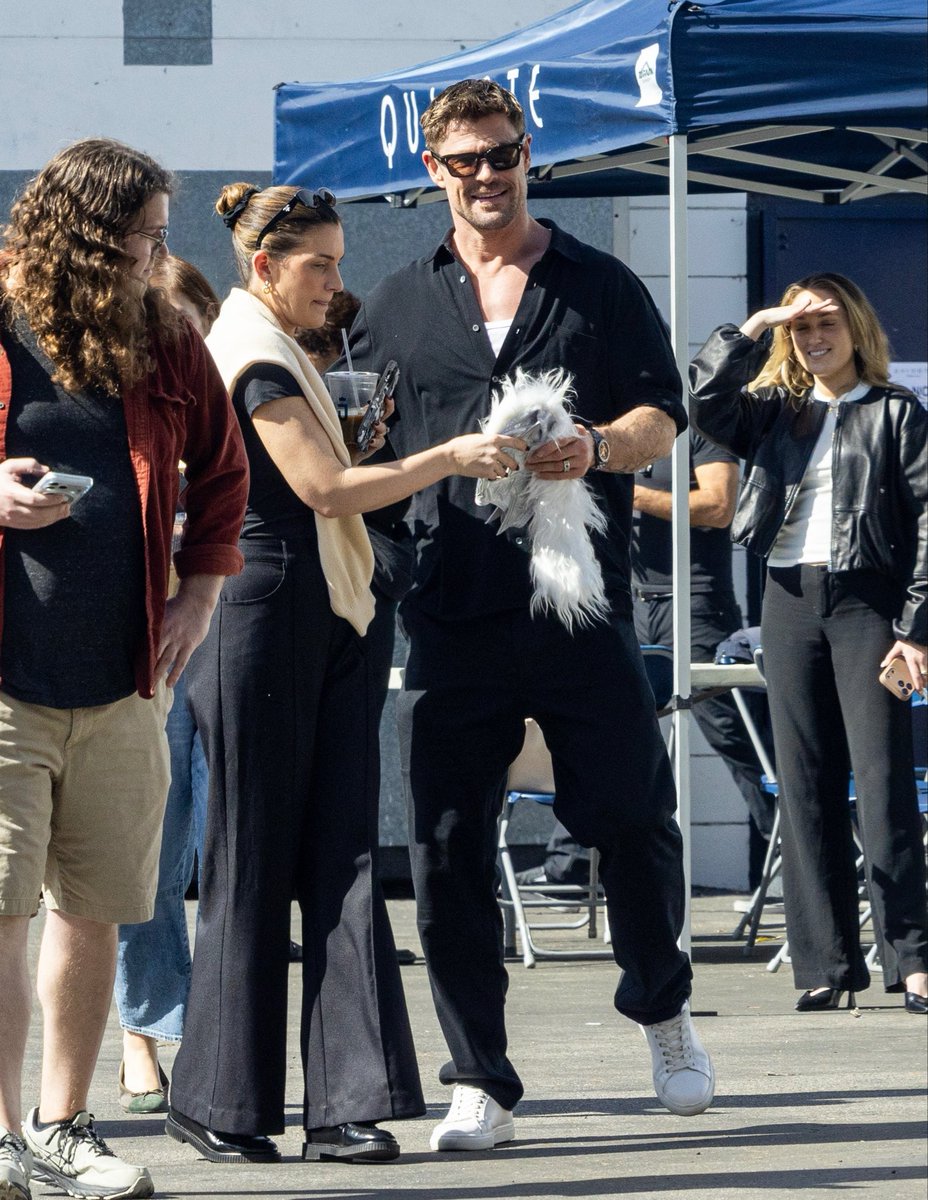 hvhashdk1's tweet photo. Chris Hemsworth was seen arriving at a photo shoot in West Hollywood, to promote his latest film Crime 101. https://t.co/E8XrnRWVcd