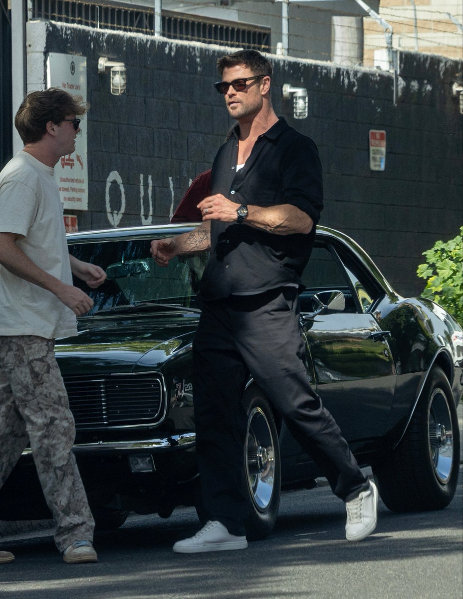 hvhashdk1's tweet photo. Chris Hemsworth was seen arriving at a photo shoot in West Hollywood, to promote his latest film Crime 101. https://t.co/E8XrnRWVcd