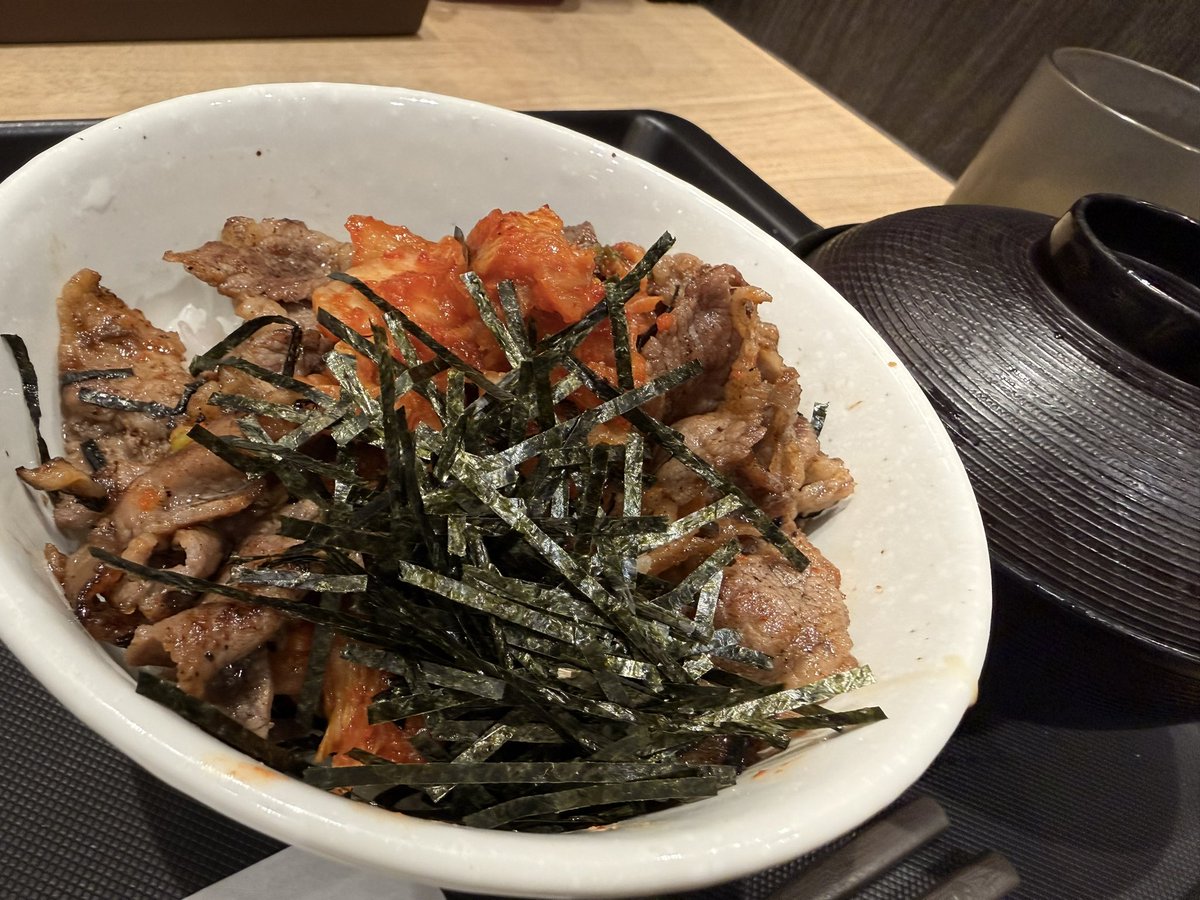 増量中のキムカル丼
これうますぎた
定番メニューにこんな美味しいのがあったのかって感動大満足
一番大きいサイズでまた食べたい