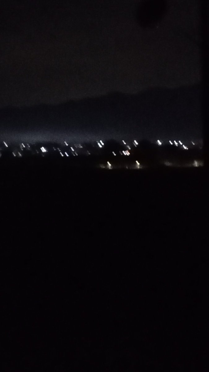 hapont's tweet image. "Yo soy aquel amante apasionado
Que aún usa fantasía en sus romances
Me gusta contemplar la madrugada,
Soñando entre los brazos de su amada.
Yo simplemente, soy de esa clase
Que ya no es muy común en nuestros días
Las cartas de amor, el beso en la mano"