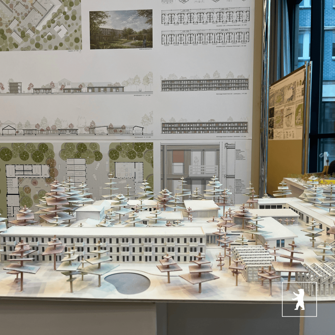 BA_Mitte_Berlin's tweet photo. Ausstellung „Vier ReViere“ zeigt Pläne und Modelle der Zukunft für vier SGA-Revierstandorte von 22 Studierenden der Architektur der TU Darmstadt. 💚🌳

🗓️  bis 23.02.2026
📍  Berolina Galerie, Rathaus Mitte

Alle Infos ➡️  https://t.co/nXzBMQqW2m https://t.co/o0T38hgg1e