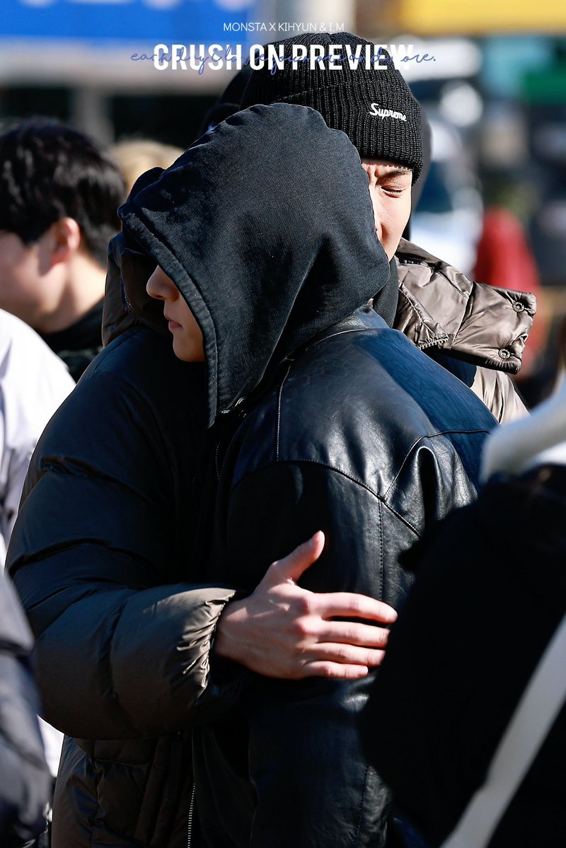 UpdateKBoys's tweet image. JÁ PODE CHORAR? 😭 O Shownu (MONSTA X) em nova foto enquanto se despede do I.M na sua entrada para o exército.