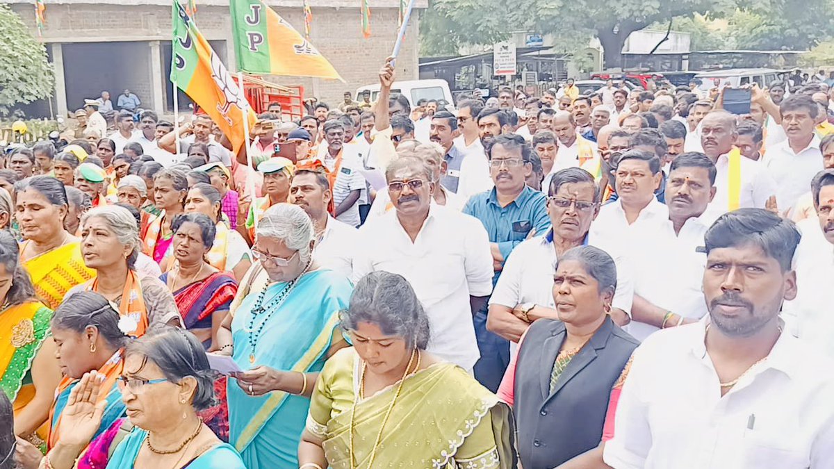 DrDeepaBJP's tweet photo. தமிழகத்தில் பெண்களுக்கு பாதுகாப்பு இல்லாத சூழலில் திராவிட அரசின் ஆட்சிக்கு கண்டனம் தெரிவித்து திருநெல்வேலி சந்திப்பு ரயில் நிலையம் அருகில் பாஜக மகளிர் அணி சார்பாக கண்டன ஆர்ப்பாட்டம் நடைபெற்றது. https://t.co/zbPbTSSRxy