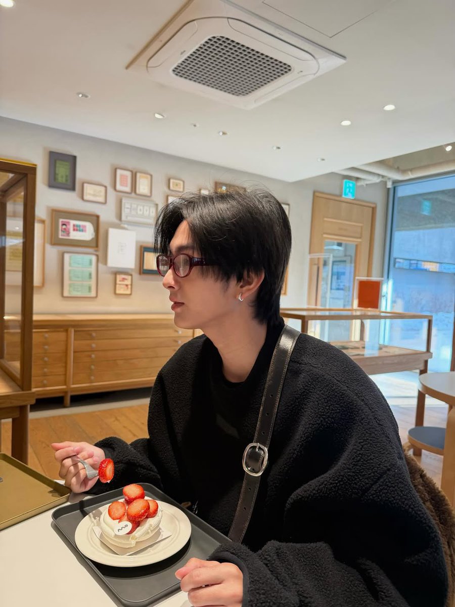 แล้วคือนั่งตรงข้ามกันป้ะ มุมนี้ ซื้อขนมกับน้ำให้ด้วยจ้าๆๆๆ #ข้าวผัดหมี่เย็น