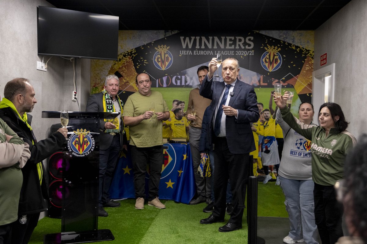 Brindis tradicional per la permanència en l'<a href="/APVillarrealCF/">Agrupació de Penyes</a> 🥂

El president del Villarreal CF ha encapçalat este històric acte iniciat per l’exvicepresident José Manuel Llaneza

ℹ️ villarrealcf.es/val/tradiciona…