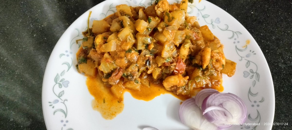 sree_n_r's tweet photo. Low carb meal 😋🤤 

దోసకాయ పచ్చి రొయ్యల ఇగురు 👌

#Sree_Cooks 
Late #Lunch or early #Dinner https://t.co/uvjDT5L3by