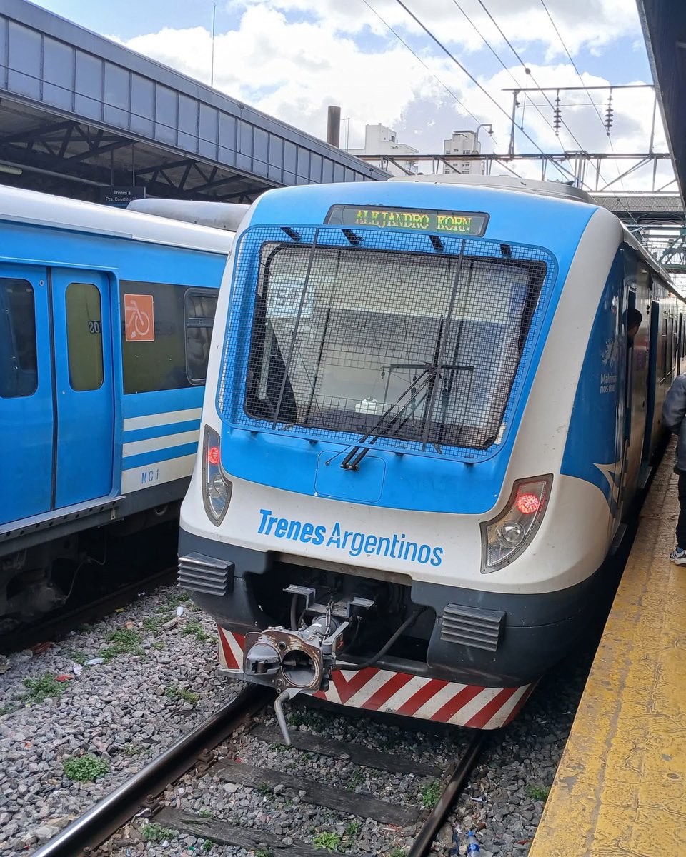 #TRANSPORTE #TrenRoca demorado por colisión con persona en Lomas de Zamora sobre plataforma dos. Ramales Korn, Ezeiza y Bosques vía Temperley con demoras.