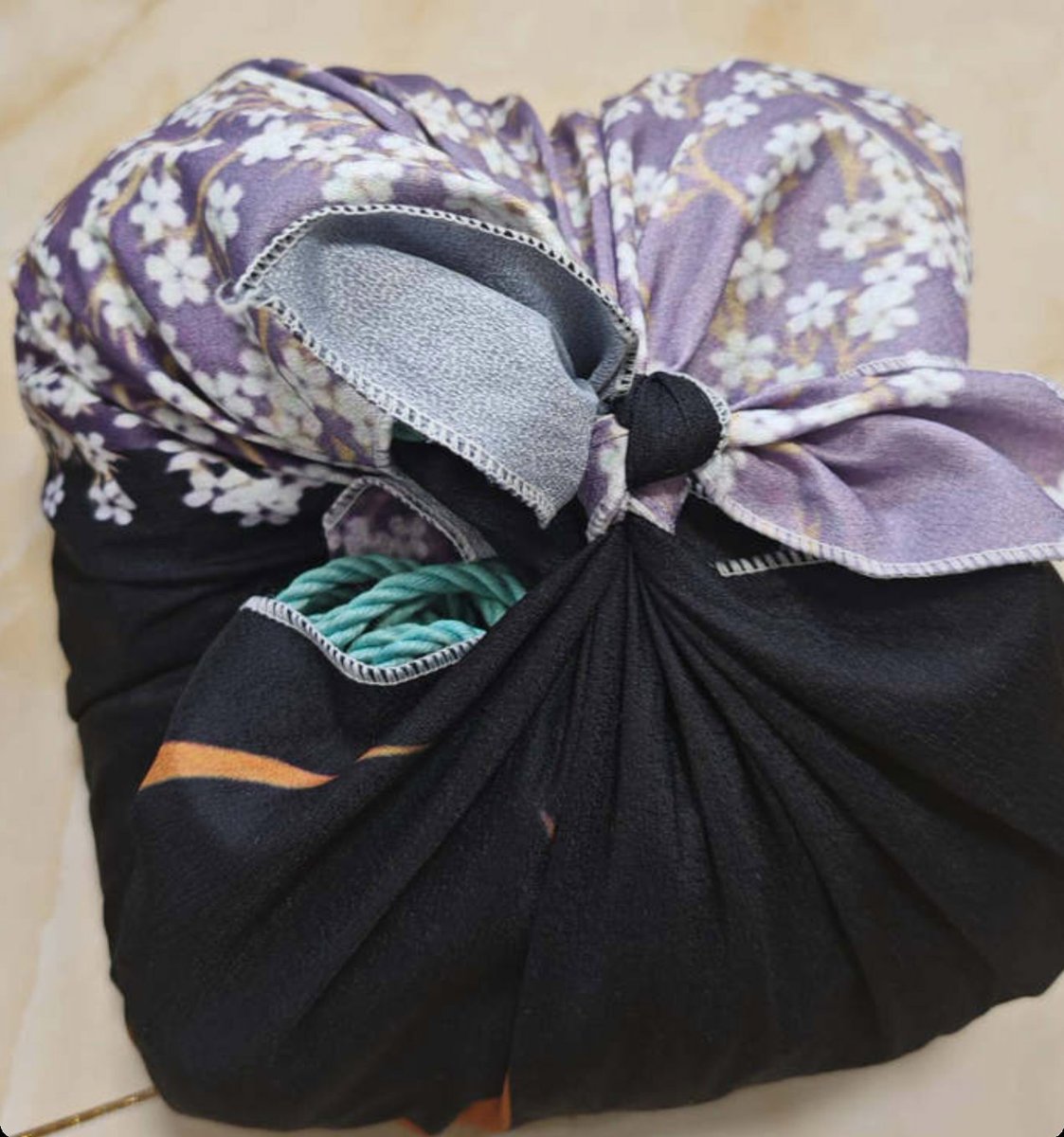 已经很久很久没发过图了，其实都是一直有在绑，但是各种原因没有发。而且虽然参加了很多次活动，但是每次活动都懒洋洋的，很少去绑人，有了摄像机之后更只光顾着拍照，我检讨，明年一定在每场活动中，至少要练够一个半小时。
此外，还打个广告，希望大连/石家庄的同好来找我约绑，或者约拍。