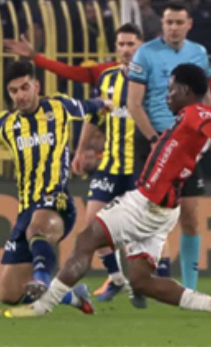 Sayın İbrahim Hacıosmanoğlu,

Şu pozisyonun, Orkun Kökçü’nün kırmızı kart gördüğü pozisyonla tek bir farkını kamuoyuna anlatın lütfen. 

Fenerbahçe yapınca kırmızı kart yok, Fenerbahçeliye yapılınca kırmızı kart var. 

TFF’nin adaleti bir tek Fenerbahçe’ye mi çalışıyor?