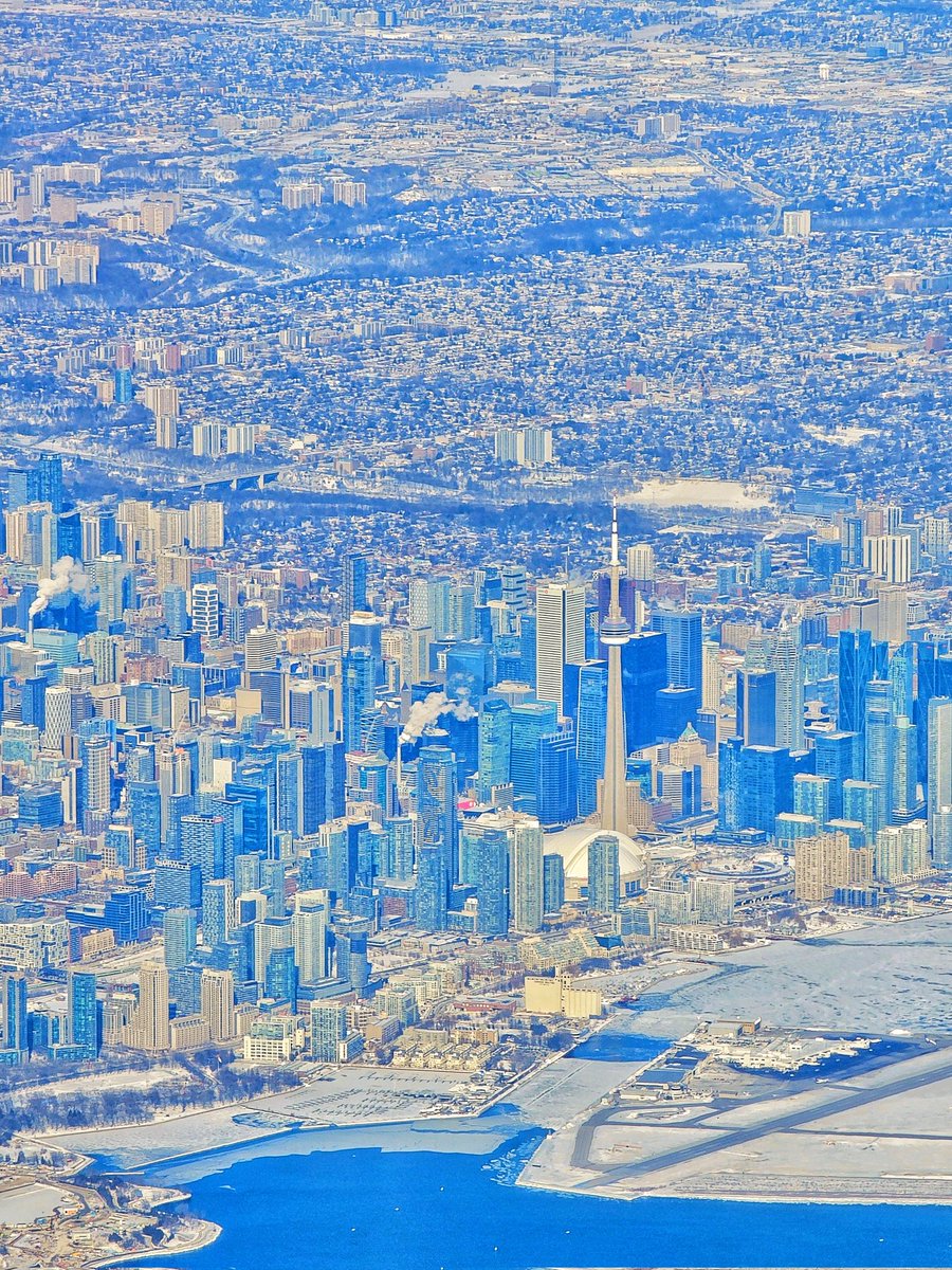 我拍的加拿大风景：

空中俯瞰大多伦多地区，百里冰封。

生活还在继续。