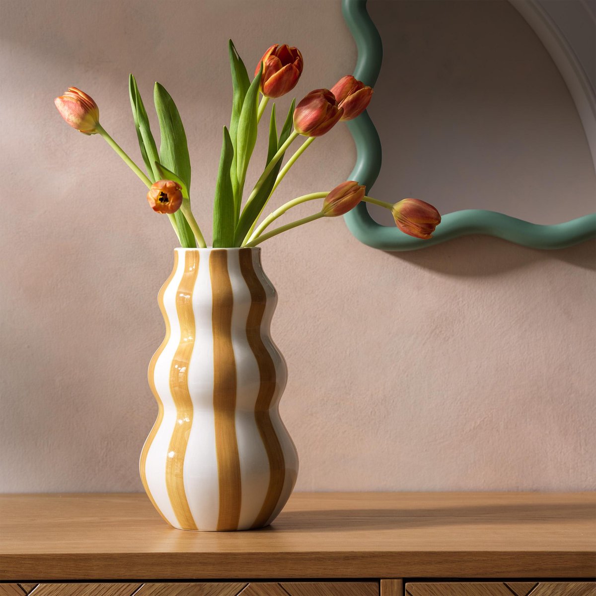 theguide_uk's tweet image. Saucepans with your sausages? Bedding with your bread? Lamp with your lentils? Supermarket homeware just gets better and better. See our pick inc this Habitat vase from @sainsburys  #supermarket #homeware bit.ly/3NZbbLd