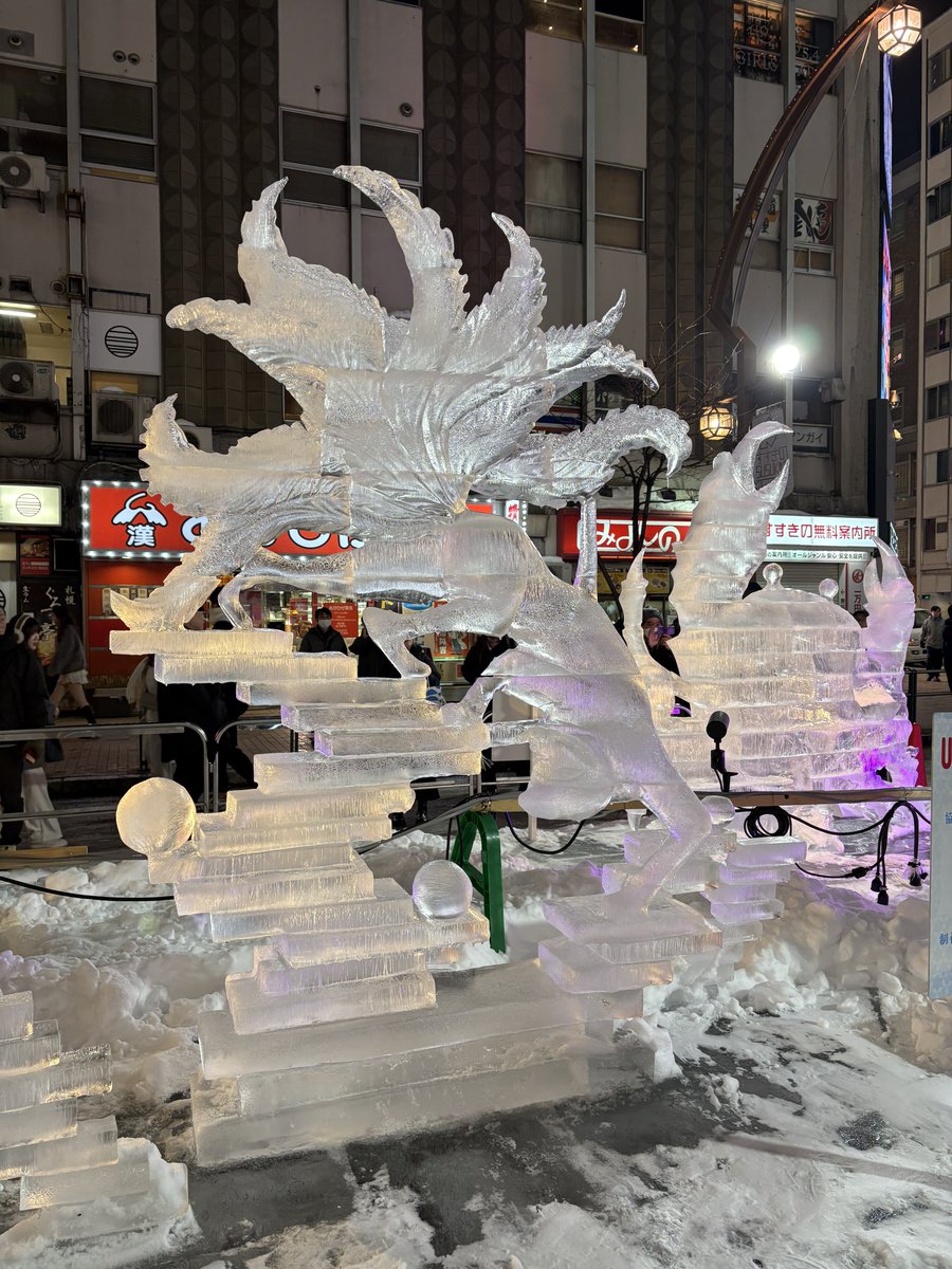 さっぽろ雪まつり
すすきの会場
暖かすぎて氷溶けちゃってた。