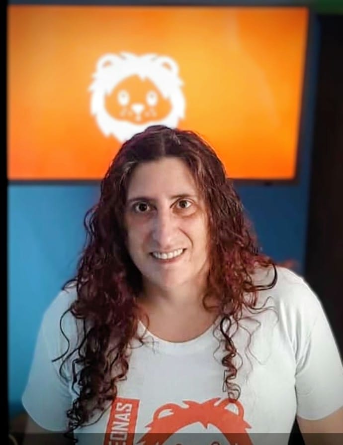 *QUERIDA PAU , HOY ES TU CUMPLE, HONRANDO TU VIDA , LAS LEONAS LEVANTAMOS LA COPA AL CIELO Y TE DAMOS GRACIAS POR TODO LO QUE NOS DISTE* !! *HASTA PRONTO QUERIDA AMIGA COMPAÑERA* 🧡🧡🧡
_Fundadora de la agrupación_