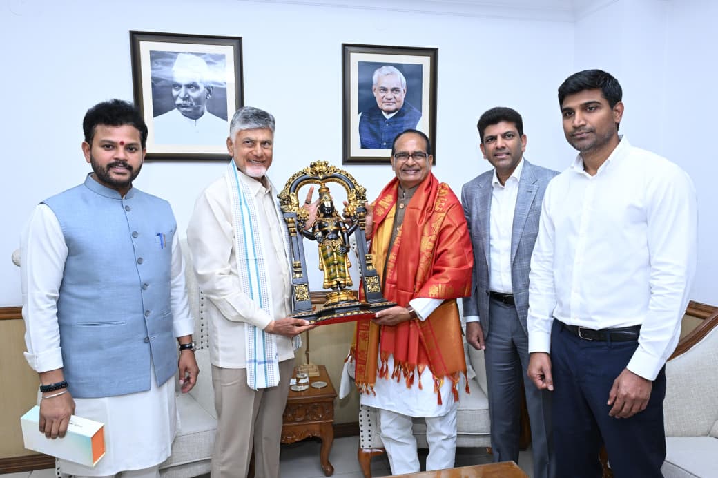 ncbn's tweet photo. Met Hon’ble Union Agriculture Minister Shri Shivraj Singh Chouhan Ji to discuss matters concerning the interests of our Annadatas of Andhra Pradesh. Briefed him on the progress made in natural farming and highlighted the potential of the Kolleru Lake region for makhana cultivation, seeking incentives and support to promote it in our state. Also requested central assistance, particularly for our coconut and mango farmers. @ChouhanShivraj