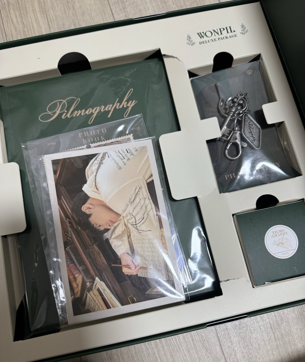 원필 필모그래피 한정반 앨범 양도 판매

🍡박스 겉면에 잔기스와 약간의 구겨짐 있어요
🍡 안에 박스 찢어져 있습니다ㅠㅠ (2번째사진)
🍡포토카드 제외 모든 구성품 입니다!!! 

택포 12에 양도해요!!
