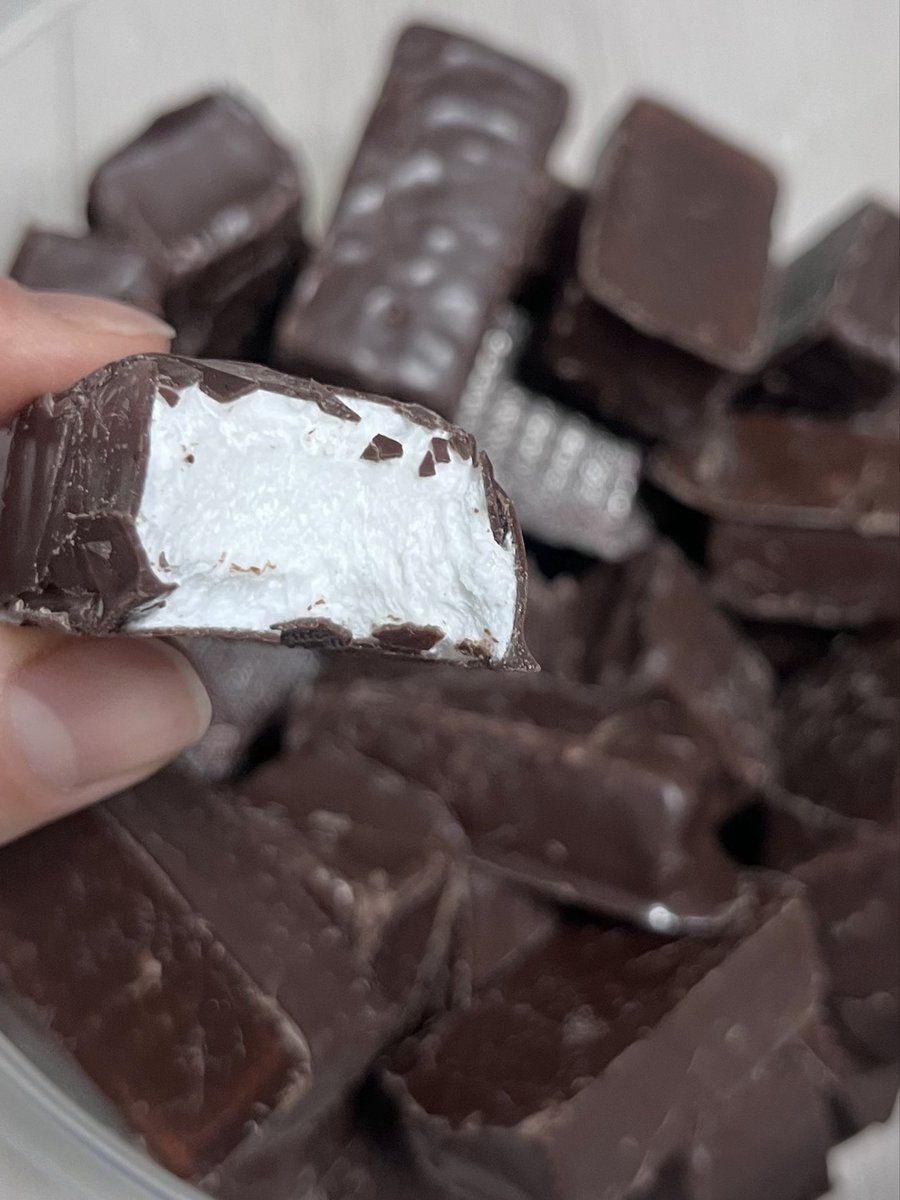 이마트 트레이더스 가면 이 미친놈;;; 꼭 쟁이세요
초코코팅된 마시멜로 입에서 살살 녹아 걍 끝없이 들어가.. 두통 사왔는데 지금 이미 한통 뚝딱