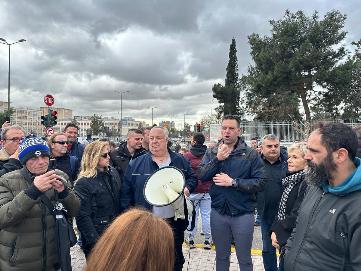 Dimokrates_PK's tweet photo. Αθήνα, 10/2/2026

ΔΕΛΤΙΟ ΤΥΠΟΥ

«Στο πλευρό των εργαζομένων της ΕΑΒ ο Στέφανος Κασσελάκης: Η εθνική άμυνα ξεκινά από τον σεβασμό σε αυτούς που την υπηρετούν»

Στη μεγάλη συγκέντρωση διαμαρτυρίας των εργαζομένων της Ελληνικής Αεροπορικής Βιομηχανίας (ΕΑΒ) έξω από το Υπουργείο Εθνικής Άμυνας παρευρέθηκε σήμερα, 10 Φεβρουαρίου 2026, ο Πρόεδρος του Κινήματος Δημοκρατίας, Στέφανος Κασσελάκης, συνοδευόμενος από τις βουλεύτριες Ραλλία Χρηστίδου και Γιώτα Πούλου.

Το Κίνημα Δημοκρατίας και ο Στέφανος Κασσελάκης στηρίζει έμπρακτα τον δίκαιο αγώνα, των περισσότερων από 1.500 εργαζομένων της επιχείρησης, όπως είχε δεσμευθεί πέρυσι στη συγκέντρωσή τους στο Σχηματάρι, οι οποίοι με την τετράωρη στάση εργασίας τους διεκδικούν το αυτονόητο: το δικαίωμα να εργάζονται με αξιοπρέπεια στον πιο κρίσιμο πυλώνα της αμυντικής μας βιομηχανίας .

Η κυβέρνηση Μητσοτάκη επιλέγει να δαπανά δισεκατομμύρια ευρώ για εξοπλισμούς, την ίδια στιγμή που περικόπτει τα «ψίχουλα» των εργαζομένων, καταργώντας το κίνητρο ευδόκιμης υπηρεσίας (εφάπαξ) και αρνούμενη να αναγνωρίσει την προϋπηρεσία από τον ιδιωτικό τομέα . Είναι εξοργιστικό το μέλλον μιας στρατηγικής σημασίας βιομηχανίας, που διαχειρίζεται προγράμματα όπως η αναβάθμιση των F-16 Viper και η συντήρηση των C-130, να γίνεται έρμαιο ενδοκυβερνητικών συγκρούσεων μεταξύ των Υπουργείων Άμυνας και Οικονομικών .

Το Κίνημα Δημοκρατίας στηρίζει πλήρως τα αιτήματα του Σωματείου Εργαζομένων ΕΑΒ για:

•Έξοδο από το Ενιαίο Μισθολόγιο και υπογραφή Επιχειρησιακής Συλλογικής Σύμβασης Εργασίας με ουσιαστικές αυξήσεις .
•Επαναφορά του 13ου και 14ου μισθού .
•Μετατροπή όλων των συμβάσεων ορισμένου χρόνου σε αορίστου, ώστε να σταματήσει η αιμορραγία εξειδικευμένου προσωπικού προς το εξωτερικό .
•Άμεση παύση κάθε αυταρχισμού και προσπάθειας εκφοβισμού των εργαζομένων.

Η απαξίωση της ΕΑΒ δεν είναι απλώς ένα εργασιακό ζήτημα· είναι μια ευθεία απειλή για την εθνική κυριαρχία και το δημόσιο συμφέρον. Το Κίνημα Δημοκρατίας δεσμεύεται να φέρει τα αιτήματα των εργαζομένων στη Βουλή και να παλέψει για μια αμυντική βιομηχανία που θα αποτελεί πρότυπο τεχνολογικής ανάπτυξης και κοινωνικής δικαιοσύνης. 
https://t.co/MoXAP5ee28