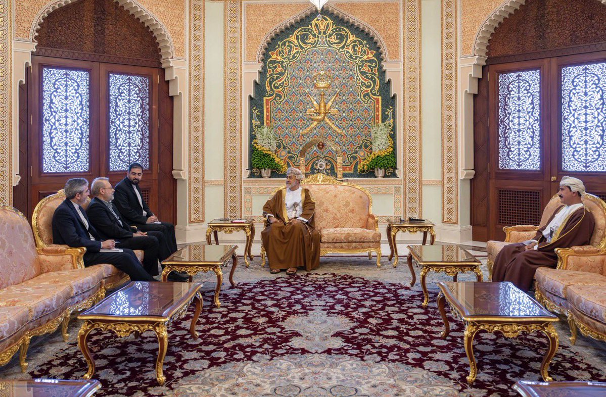 🔵 انهى امين المجلس الاعلى للامن القومي الايراني علي لاريجاني لقاء دام مايقارب 3 ساعات مع سلطان عمان هيثم بن طارق تناول آخر التطورات في مفاوضات إيران والولايات المتحدة، وسبل التوصل إلى اتفاق متوازن وعادل بين الجانبين، وتبادلا الآراء حول هذه المواضيع. وأكد اللقاء على أهمية العودة