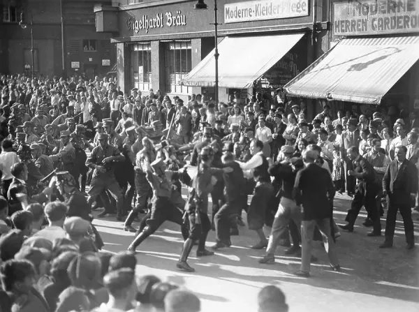 Der Fetischtanz des Mainstreams um den Nationalsozialismus hat weder etwas mit „Aufarbeitung“ noch etwas mit „Gedenken an die Opfer zu tun“. Der einzige Grund, weswegen zwanghaft genau dieser Abschnitt der Geschichte Tag für Tag ausgegraben wird, ist, dass der Nationalsozialismus