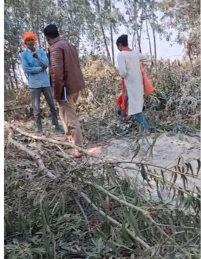 bstvlive's tweet image. उन्नाव: विवादित जमीन पर खड़े पेड़ों की कटाई

➡परियर दारोगा अनिल राजपूत की मौजूदगी
➡करीब 300 युकेलिप्ट्स के पेड़ों की कटाई 
➡पीड़ित की एसपी को प्रार्थना देकर गुहार 
➡दरोगा और प्रधान पर लगाया गंभीर आरोप
➡सफीपुर कोतवाली क्षेत्र के देवीपुरवा का मामला

#Unnao #TreeCutting