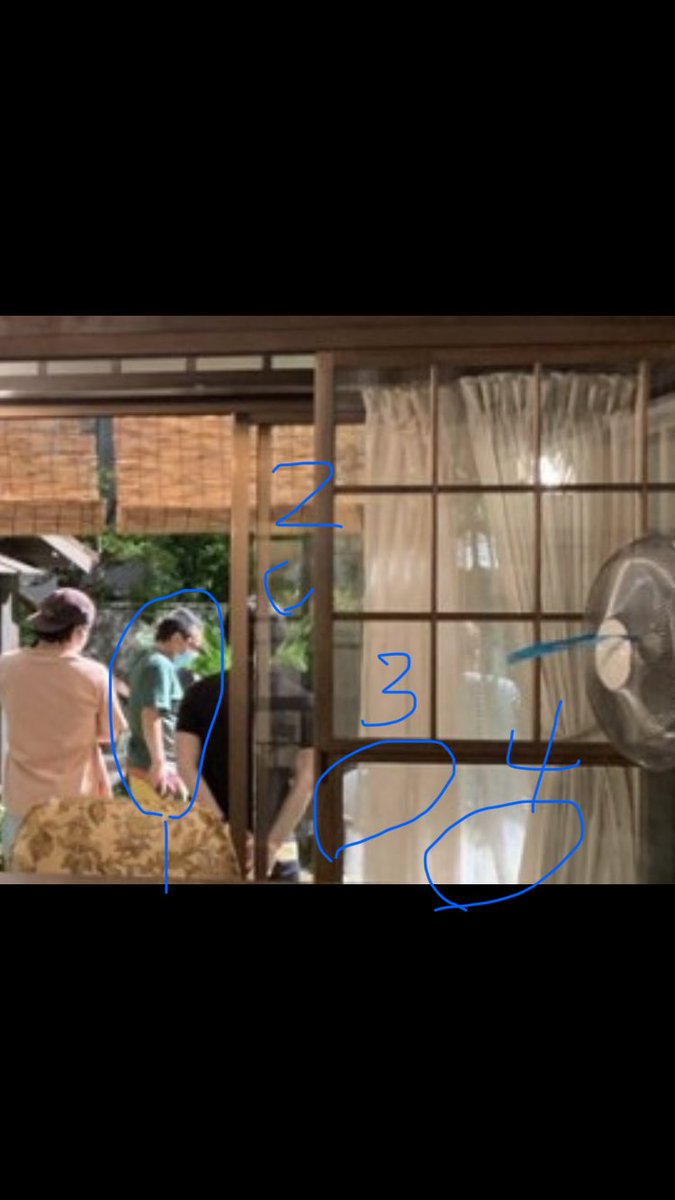 R08101202's tweet image. #三浦春馬さん不審死事件
#🇨🇳共産党配下アミューズと反日TBSが仕組んだドラマ撮影演技中の計画見せしめリンチ殺害事件　引用された画像で分かった事をお伝えします。①真ん中1は②🔵のチーフカメラマン①の2は③松岡、南氏①の3は平野俊一氏か？①の4は春馬君　④の左下は亡くなってます。整髪済