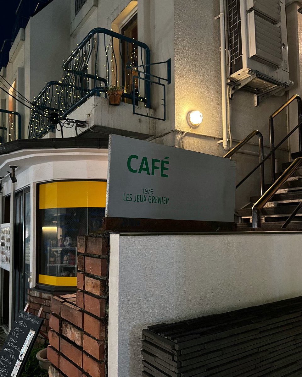 表参道の純喫茶で、
今にも溢れそうなウインナーコーヒーを☕️

程よく会話が聴こえてくる、
ひとりで行くのにちょうどいい場所だった。