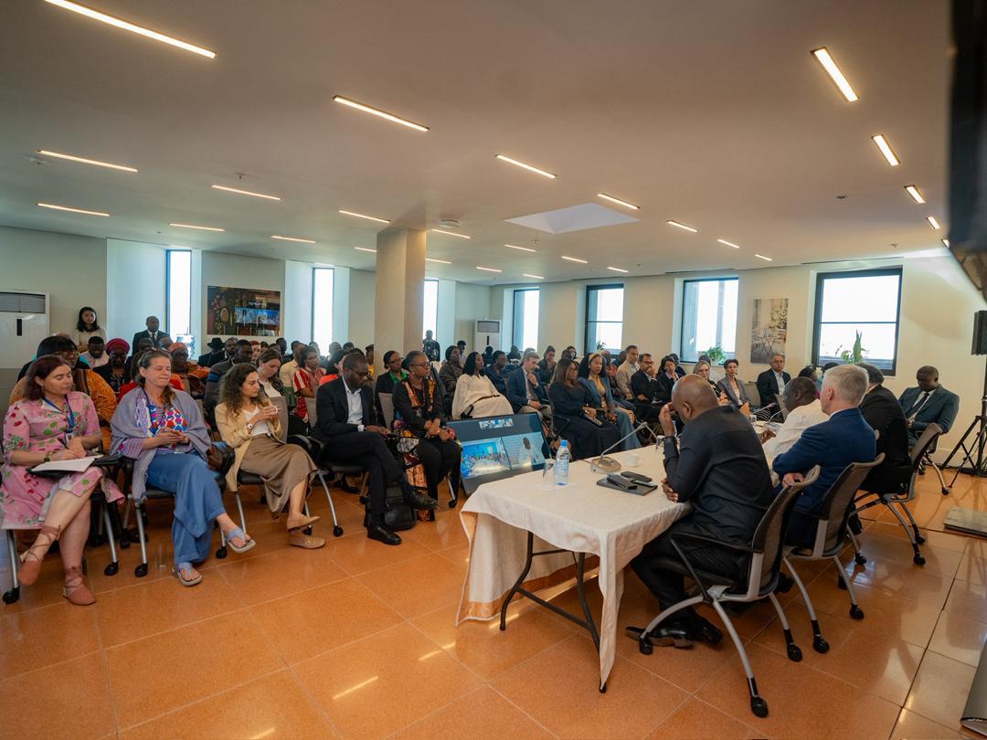 Avec <a href="/EdMountfield/">Ed Mountfield</a>, rencontre avec les équipes du Groupe de la Banque mondiale. Nous avons partagé les enseignements de notre visite au #Sénégal et ouvert un dialogue constructif, réaffirmant l’importance de mobiliser toutes les unités de la <a href="/Banquemondiale/">Banque mondiale</a>, <a href="/IFC_org/">IFC</a> et <a href="/MIGA/">MIGA</a>.