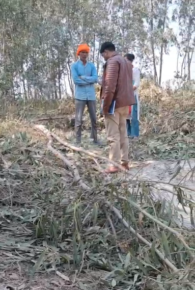 bstvlive's tweet image. उन्नाव: विवादित जमीन पर खड़े पेड़ों की कटाई

➡परियर दारोगा अनिल राजपूत की मौजूदगी
➡करीब 300 युकेलिप्ट्स के पेड़ों की कटाई 
➡पीड़ित की एसपी को प्रार्थना देकर गुहार 
➡दरोगा और प्रधान पर लगाया गंभीर आरोप
➡सफीपुर कोतवाली क्षेत्र के देवीपुरवा का मामला

#Unnao #TreeCutting