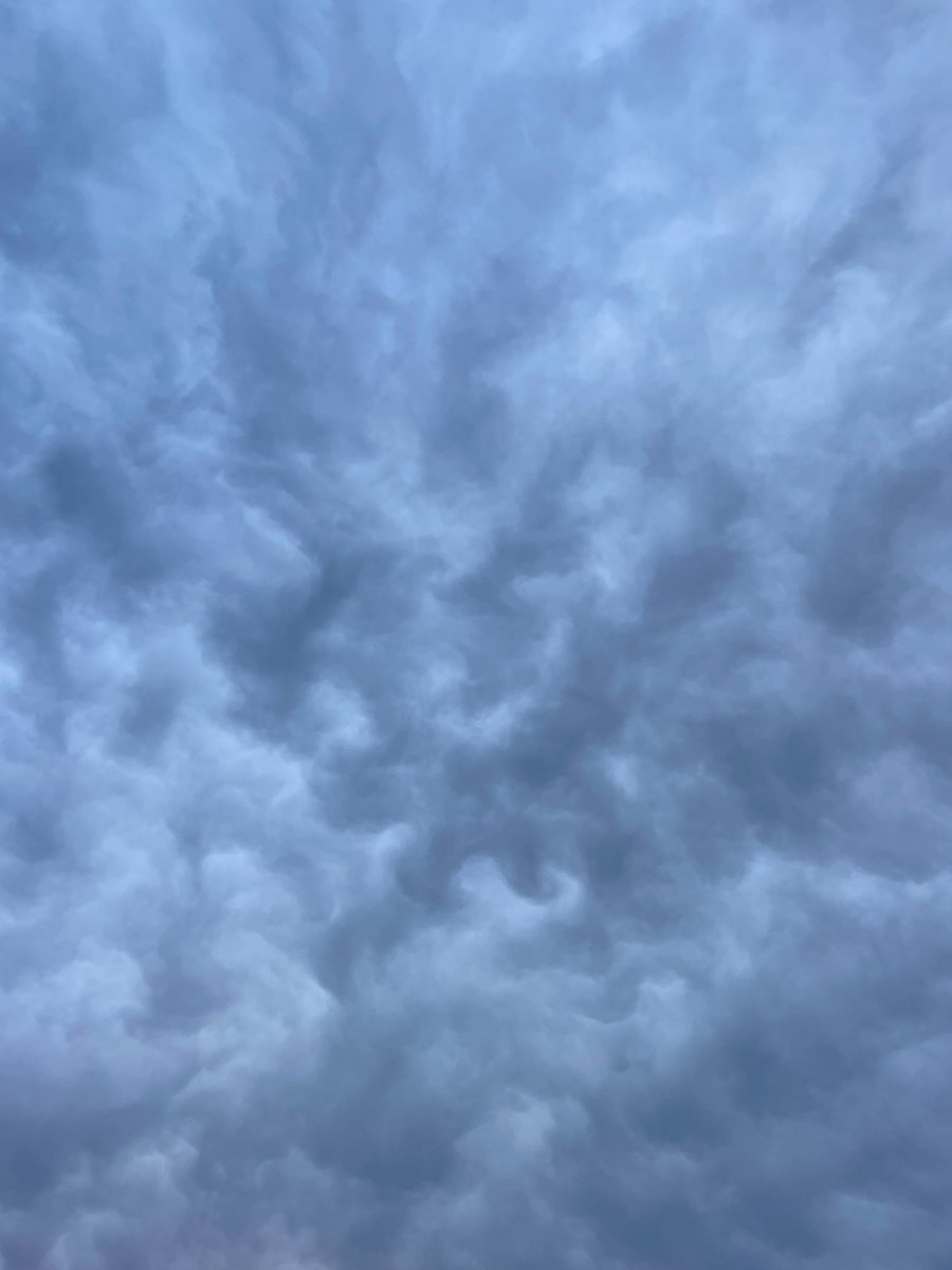 今日はなんだか変な雲が出ていました💦 なんて言う名前の雲だろう☁️？ 今日は耳鳴りがして怖い😨 #カコソラ #雲 #耳鳴り